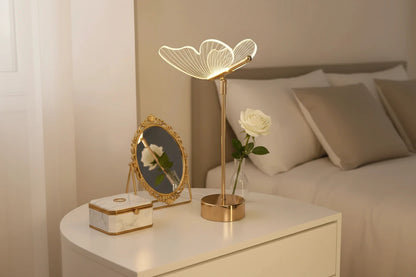 Lampe LED Papillon Dorée Acrylique – Art Déco Élégant